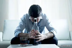 长寿还是短命，喝酒告知？喝酒时若有4个表现，劝你及时放下酒杯图片