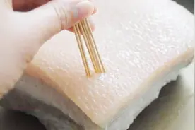 原来去猪皮上的毛如此简单，可惜知道的人不多，看完果断收藏视频封面