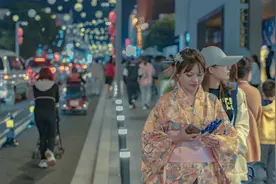日本街再揭伤疤，张靓颖捡漏辱华品牌被骂，李子柒做法却成教科书图片