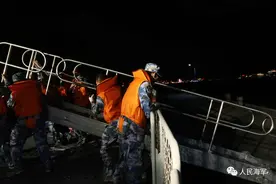 官兵突发阑尾炎！黄石舰紧急转运图片
