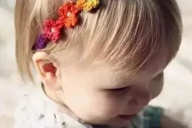 妈妈用毛线钩了些头饰发带，戴到头上美美哒图片