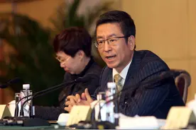 白岩松谈教育：建议父母用破窗理论，这样才能教育出优秀的孩子图片