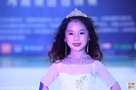 郑州航空港上演童模比赛，数十位小模特走猫步嗨翻全场图片
