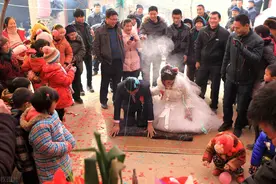 离婚后，她遇到真爱，她29，他51。父亲一个动作打醒了她的美梦图片