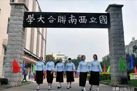 课堂上学生抽烟，老师胡说，这所大学的教学成绩怎么样？图片