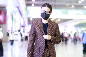 宋佳的时尚看不懂，2万多的西装配1万多的“睡裤”，却有点显老气图片