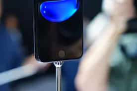 iPhone13加入指纹识别，果粉雀跃了，网友：太好笑了图片
