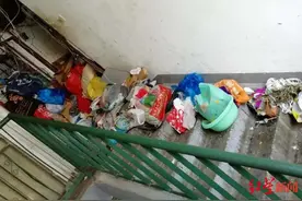 上海一男子家中囤9卡车垃圾出入靠爬 邻居苦不堪言申请强制执行图片