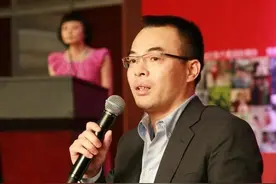 自称和李嘉欣订婚，和陈慧敏较量过，天上人间老板覃辉什么来头？图片