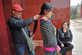 小贩到农村花高价收购头发，其中有什么猫腻？看完后怕图片