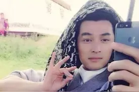 明星片场休息都做什么？杨颖抽烟解压，邓伦杨紫甜蜜十足图片
