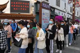 云南省2021年度考试录用公务员笔试今天开考，建水考点秩序井然图片
