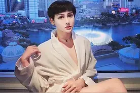 “蛇精男”刘梓晨，消失2年成油腻大叔，发福胖到认不出？图片