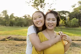 偷看爸爸日记本，才发现妈妈好可怜，真想劝他俩离婚图片