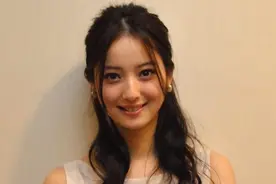 连续四年夺得“日本最美面孔”：佐佐木希的时尚穿搭借鉴图片