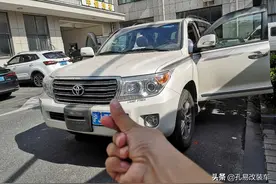 丰田兰德酷路泽通体中央扶手4座版本实拍 霸气的内饰尽显奢华图片