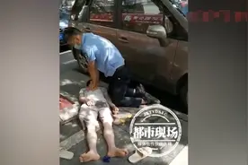 男子酒精中毒晕倒路边，心跳呼吸全无，民警全程跪地救人图片