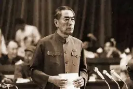 美国记者问周总理：中国人为什么喜欢低头走路？总理如何机智回复图片