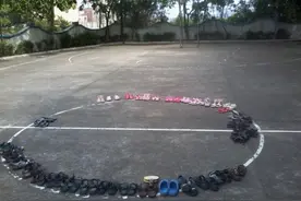 要开学了，你以前的小学体育课穿凉鞋吗图片