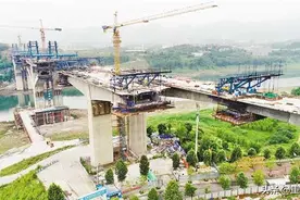 礼嘉嘉陵江大桥首个次跨合龙图片