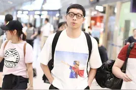 乒乓球运动员许昕私下里好呆萌，戴着框架眼镜似“路人”，真随意图片