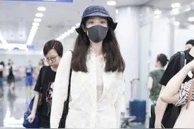 倪妮壕气走机场，1万多衬衫配7千多小白鞋，看似普通其实都挺高级图片