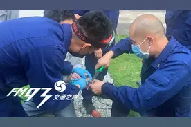 男子把朋友的婚戒戴自己手上，转身就去了消防队图片