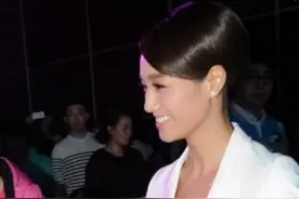 主持人朱丹穿白色西装近照，让人眼前一亮图片