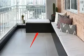 阳台多打出一排矮柜，既能当休闲区又能储物，简直多出半间房图片