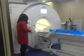 为什么病人核磁共振时，医生让家属陪护患者，自己却出去了？视频封面