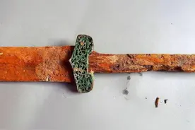 古墓中挖出黄金宝剑，镶满商周时期宝石，专家：旁边的废铁更值钱图片