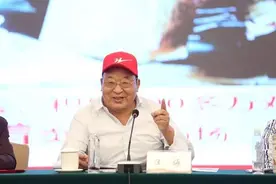 俩山东人立志当将军，上过越南战场，后转战商场，如今他成首富图片