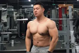 山东健身教练遭嫌弃，只因练得太大，网友：大过我女朋友了图片