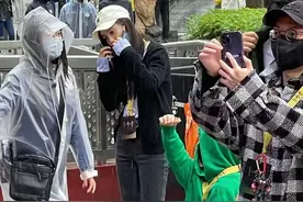 Angelababy母子罕见同框，穿学士服合照威震天，儿子穿卫衣好可爱图片