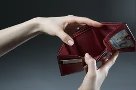 抖腿真的会让一个人变穷吗？｜关于抖腿的3个心理学冷知识图片
