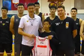 心寒又尴尬，独臂篮球少年开球遭本土球员无视，神情低落黯然退场图片