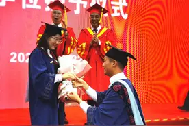 宁波大学毕业典礼上出现浪漫一幕 男生冲上台向女友求婚图片