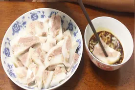 皮冻肘子的家常做法，嫩滑爽口，满口胶原蛋白——老齐美食视频视频封面