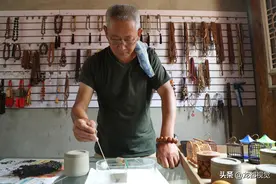 河南大叔城里开店卖虫、养虫二十年，每年要跑农村地头寻宝图片