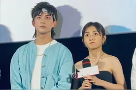 张子枫高调现身首映礼，20岁穿露肩裙站C位容光焕发，气质大变样图片