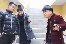 老婆连生4个儿子，我怒赶她走，3年后偶遇，我紧紧咬住嘴唇视频封面