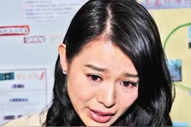 胡杏儿八年陪伴黄宗泽，却落泪狠心嫁人，爱情堪称《退后》mv图片