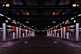 老公车上出现陌生女人的口红，以为被背叛，直到我在停车场遇见他图片