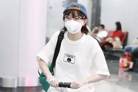 焦俊艳太会玩，机场骑行李箱戴瓜皮帽像假小子，身材单薄不像90斤图片