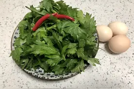春季这种菜叶子又嫩又香，丢掉太浪费，加上鸡蛋一起炒，太香了图片