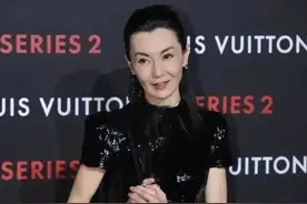 56岁张曼玉新造型亮相，亮面紧身衣配紧腿裤，护膝成了装饰品图片