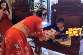 哭笑不得！贵州一新娘弯腰毕恭毕敬给小孩敬茶，喝完后得到大红包图片
