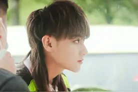 黄子韬上班抓拍，长发很有女神范儿，很多女粉自叹不如图片