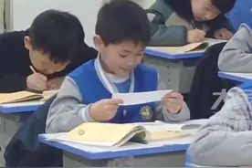 小学生偷偷打开老师的小纸条，网友：仿佛收到了小情书图片