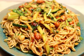 煮面条时，万不可水开下锅，20年面食大厨教你一招，爽滑又筋道视频封面